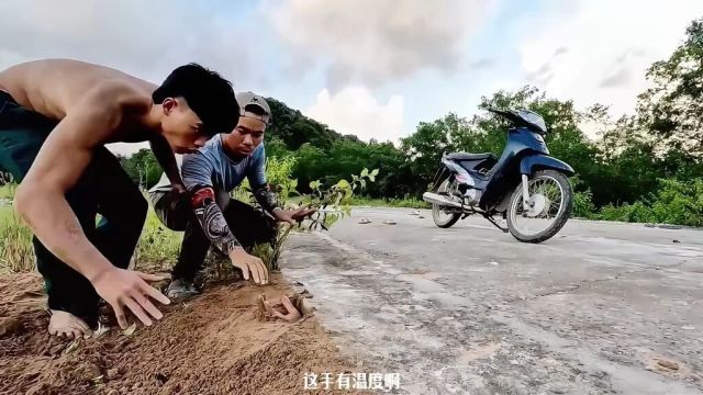 村民发现泥土里有东西在晃动,他们查看却吓得逃跑,真是太诡异了#农村生活#奇闻趣事#剧情演绎