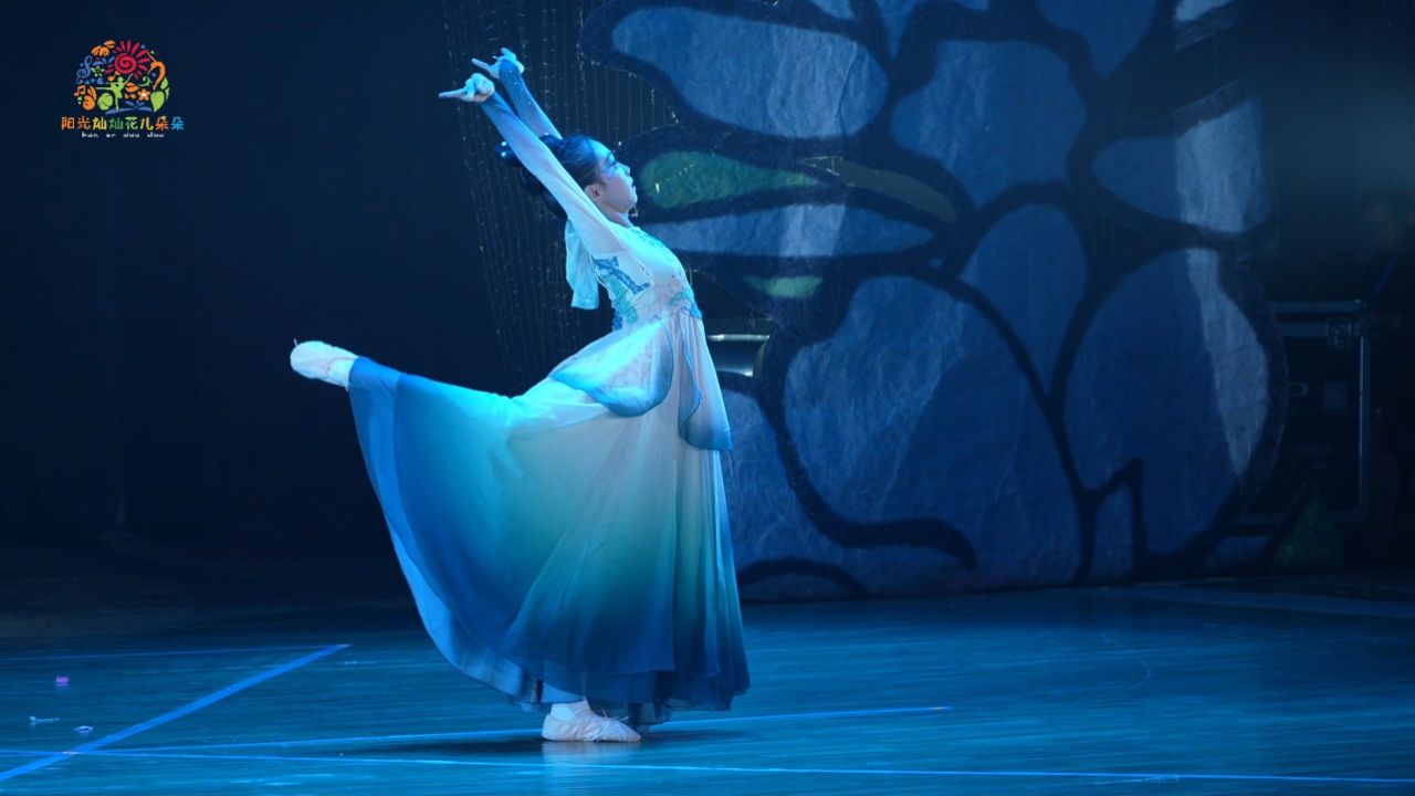 少儿独舞《松石涧意》 是一支古典舞,非常具有坚强且乐观的生命力