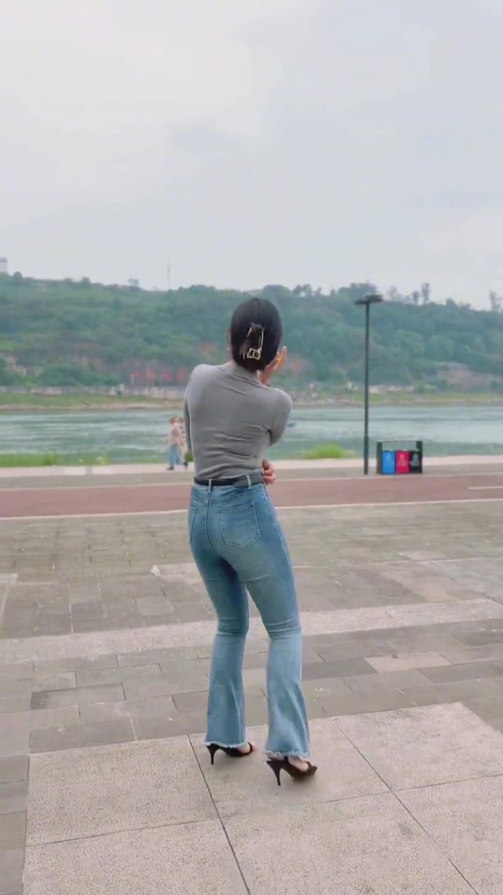 嘿嘿#微胖女生#跳舞使我快乐#随性摇摆#背影#户外舞蹈