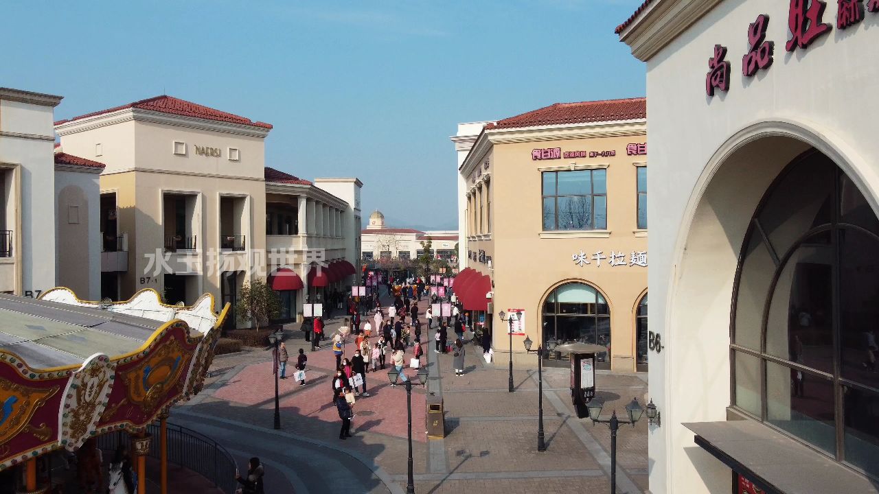 航拍南京汤山百联奥特莱斯,这里不光可以购物,还可以乘坐摩天轮