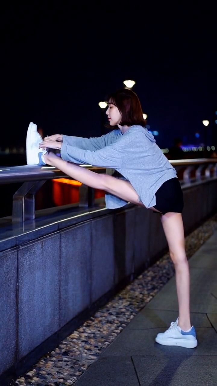 练过一年舞蹈的人系鞋带