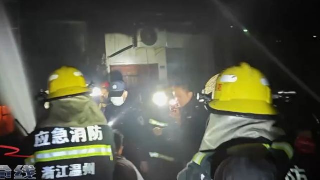 事故回顾:浙江温州电动自行车起火,堵住楼内逃生之路