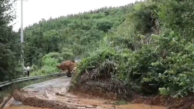 江西分宜:降雨致道路塌方,交通受阻,抢修排险持续进行