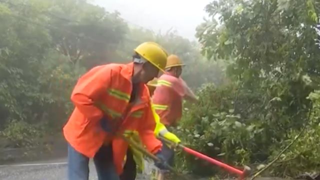 强降雨致贵州仁怀多处塌方道路中断,紧急抢险中