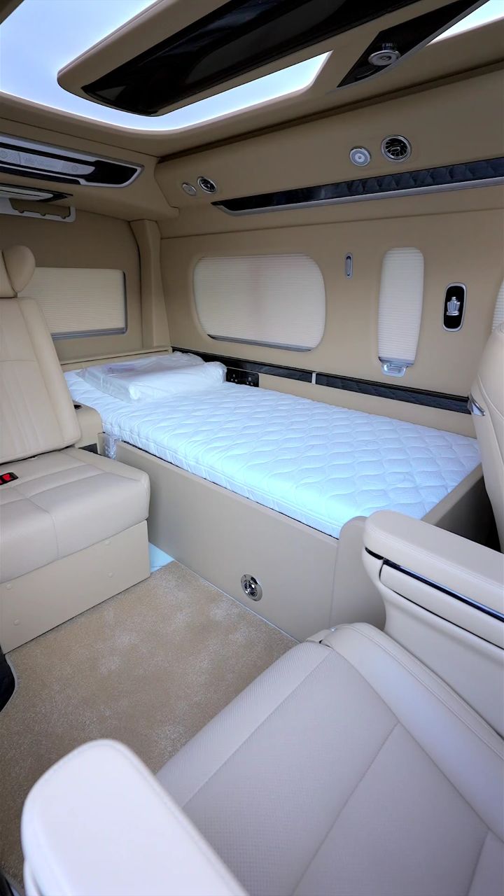 发现一款带床的蓝牌商务车