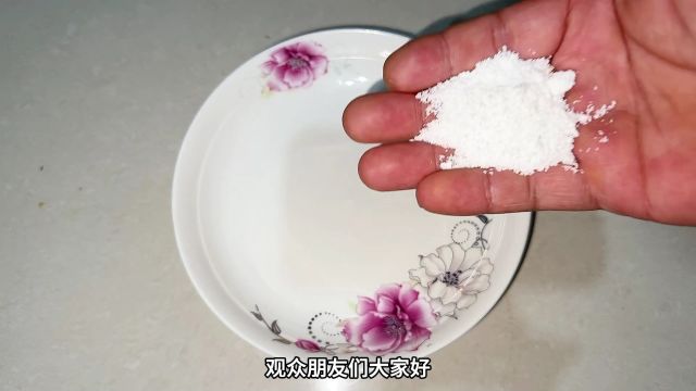 家里有蟑螂别着急,在盘中撒一点它,蟑螂来多少灭多少,方法实用!