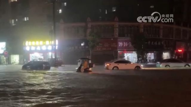 湖北崇阳:暴雨致多处积水,有车辆被困