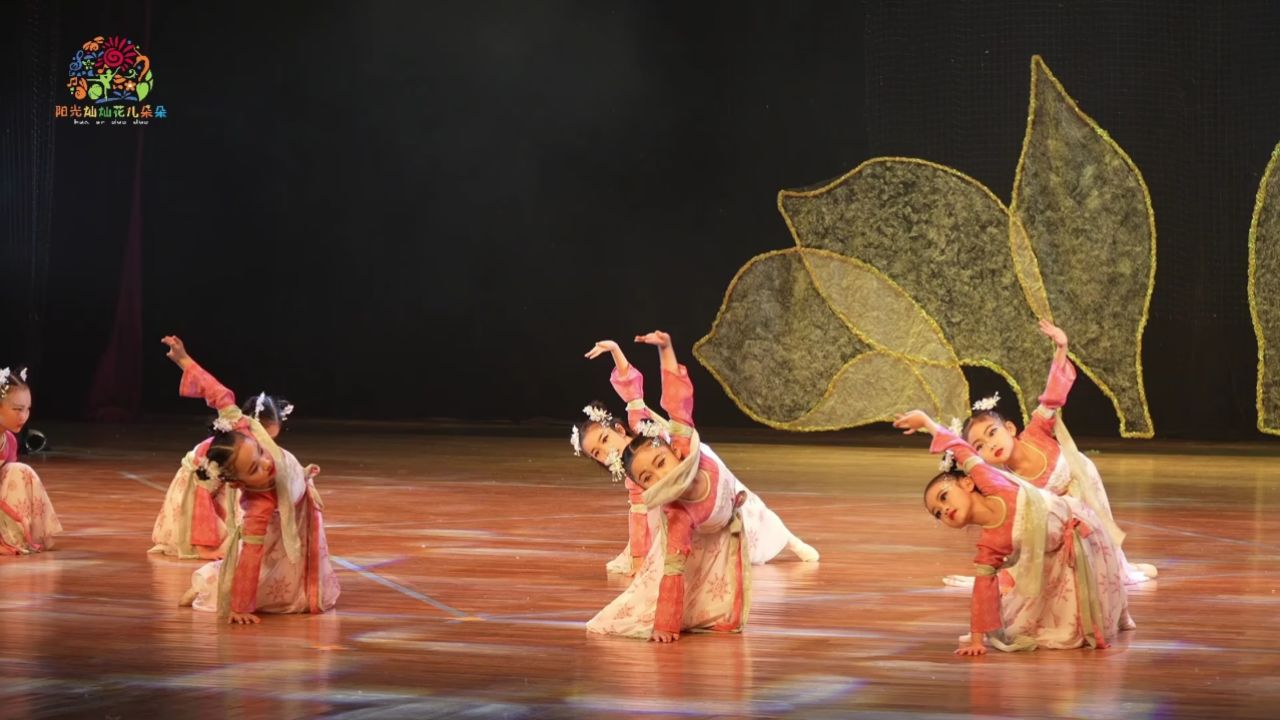 少儿群舞《玉兰花开》一种优美,典雅,清新的中国传统舞蹈,具有悠久的