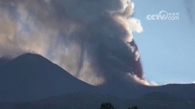 意大利:西西里岛附近两座火山持续喷发