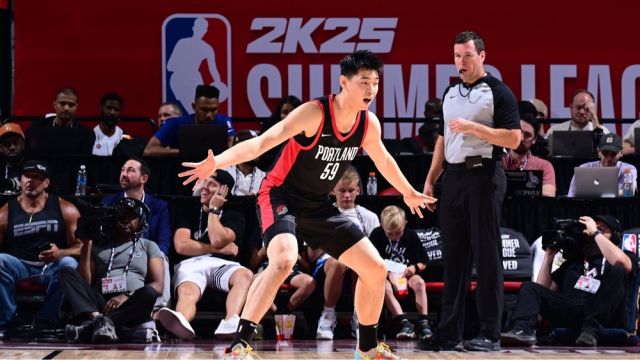 中国男篮观战！崔永熙垃圾时间登场1中0，开拓者更倾向有NBA经验球员