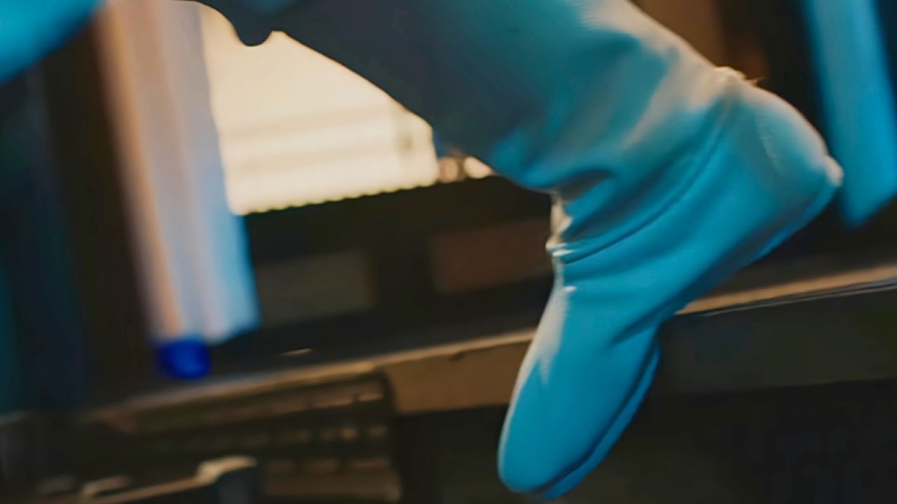 古装冷艳女神 白衣白靴女侠孤身对敌 被高手围攻 陷入苦战 极力杀出