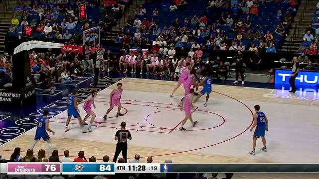 展示低位单打能力！狄龙-琼斯潇洒转身过掉防守挑篮收下2分