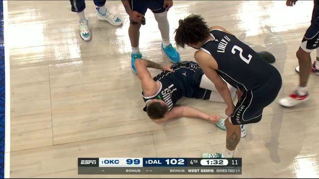 拼了！东契奇与多尔特空中争球后背部倒地平拍在地上
