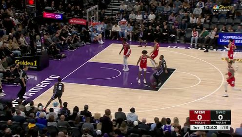 《NBA全场集锦》牢牢把握机会！德罗赞击地妙传蒙克底角大空位三分一箭穿心