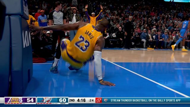 谁说我老了？詹姆斯脚踩油门反击一条龙左手重扣势不可挡