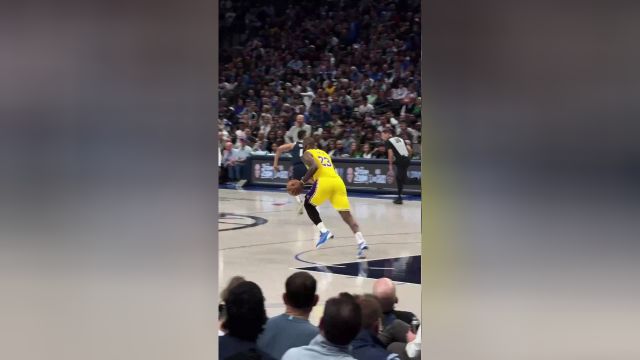 休息过后精神百倍 现场看詹姆斯一条龙转身过人+空中对抗上篮