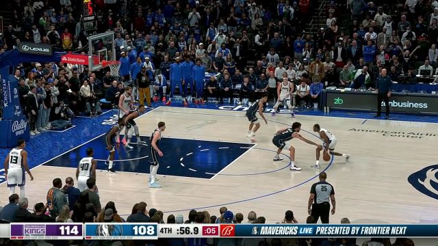 要把胜利带回家！ 福克斯突破杀进篮下硬取两分