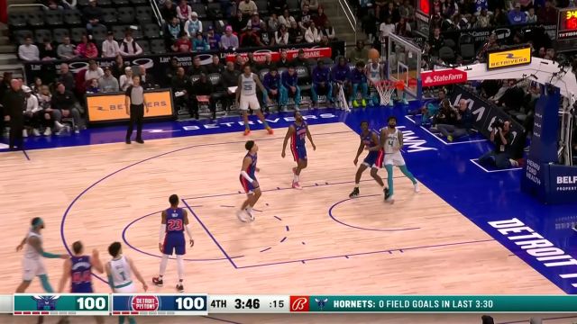 打破得分荒！ 理查兹抢下进攻篮板暴扣得手