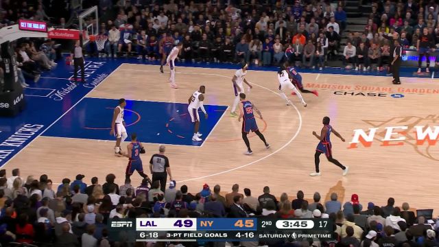 布伦森强杀篮下走上罚球线 场边响起MVP的呼声