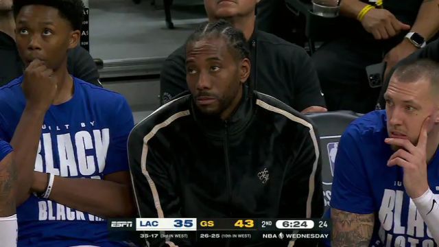 卡哇伊一脸的呆萌 镜头给到了场边因伤休战的莱昂纳德