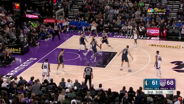 轻松至极！ 小萨无视防守直杀篮下跳步完成暴扣