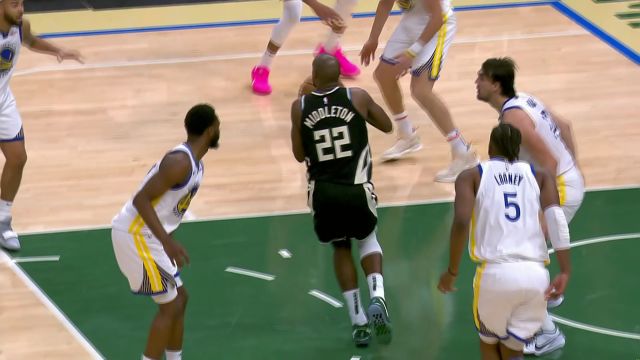 吃饼也要选点位 字母哥趁机顺下接球直接暴力砸扣