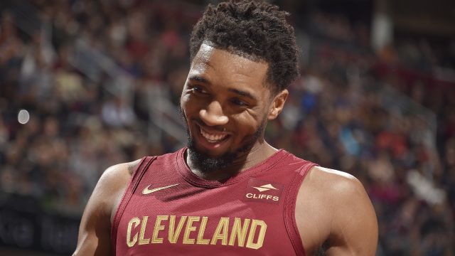 米切尔vs马刺集锦 高效砍下31+8+7全面发挥率队取胜