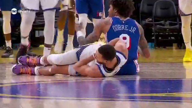 命中之后自己长舒一口气 库里后撤步飙射拿下3+1