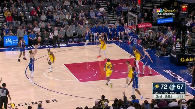 麦康奈尔击地妙传贯穿防线 特纳接球发难轰炸篮筐