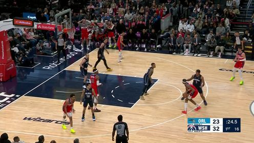 《NBA全场集锦》普尔运球摔倒“地滚龙” 原地呆坐 全场球员处于看戏状态