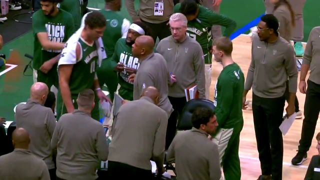 来这第一天就开始抢活！贝弗利手握战术板接替里弗斯排兵布阵