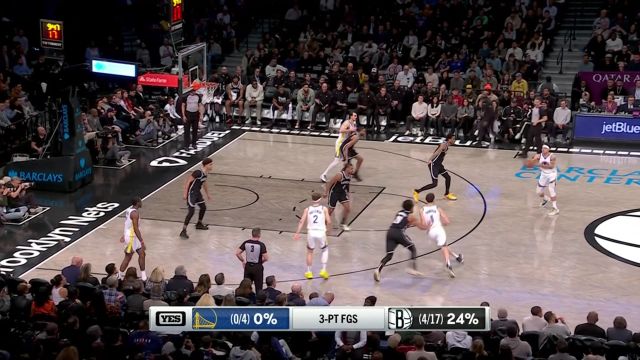 进攻起来丝滑流畅 汤普森突入篮下拉杆上篮