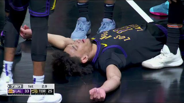 触目惊心！海耶斯劲爆补扣后空中身体失衡横拍在地