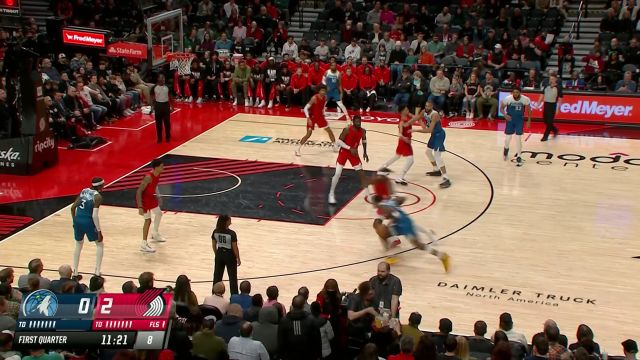 压根防不住 西蒙斯全场奔袭顶着两人将球放进篮筐