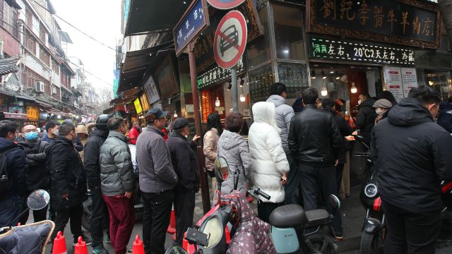 西安回民街:市民游客雪中排几百米长队买腊牛肉,场面赛过春运