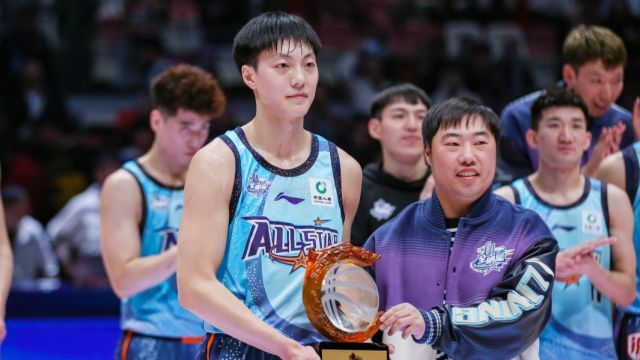 CBA全明星正赛胡明轩31分当选MVP 齐麟29分,南区逆转战胜北区