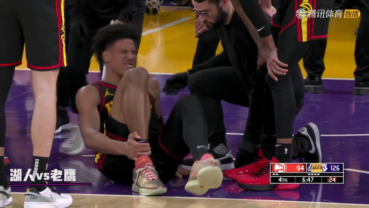 看着就疼!杰伦约翰逊防守时落地不慎扭脚 倒地痛苦根本无法起身