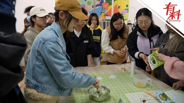 高校举办追忆清明传统民俗活动 150名学生制作手工青团