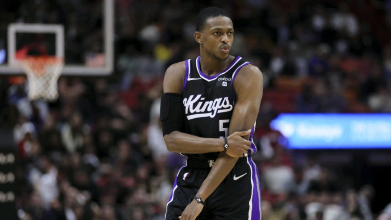 不容易啊!福克斯率队连飙三分 国王打出一波10-4迫近比分