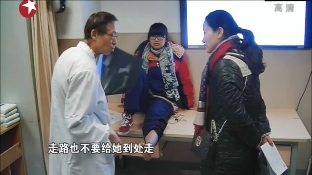 小姑娘绑石膏怕疼,医生连说两遍“不会疼”,姑娘反而更慌了