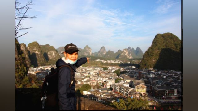 在桂林阳朔西朗山可以俯瞰阳朔县,美景尽收眼底,太壮观了