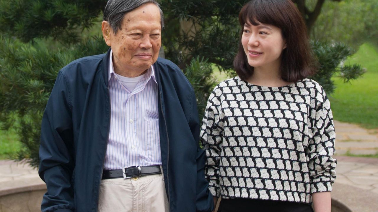 102岁杨振宁和翁帆庆20周年金婚,亲切称darling,咬耳交流撒狗粮