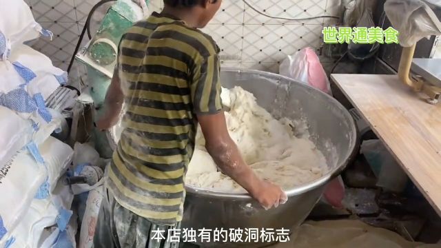 印度街边美食之“玉足味飞饼”,玉足可与面团齐飞