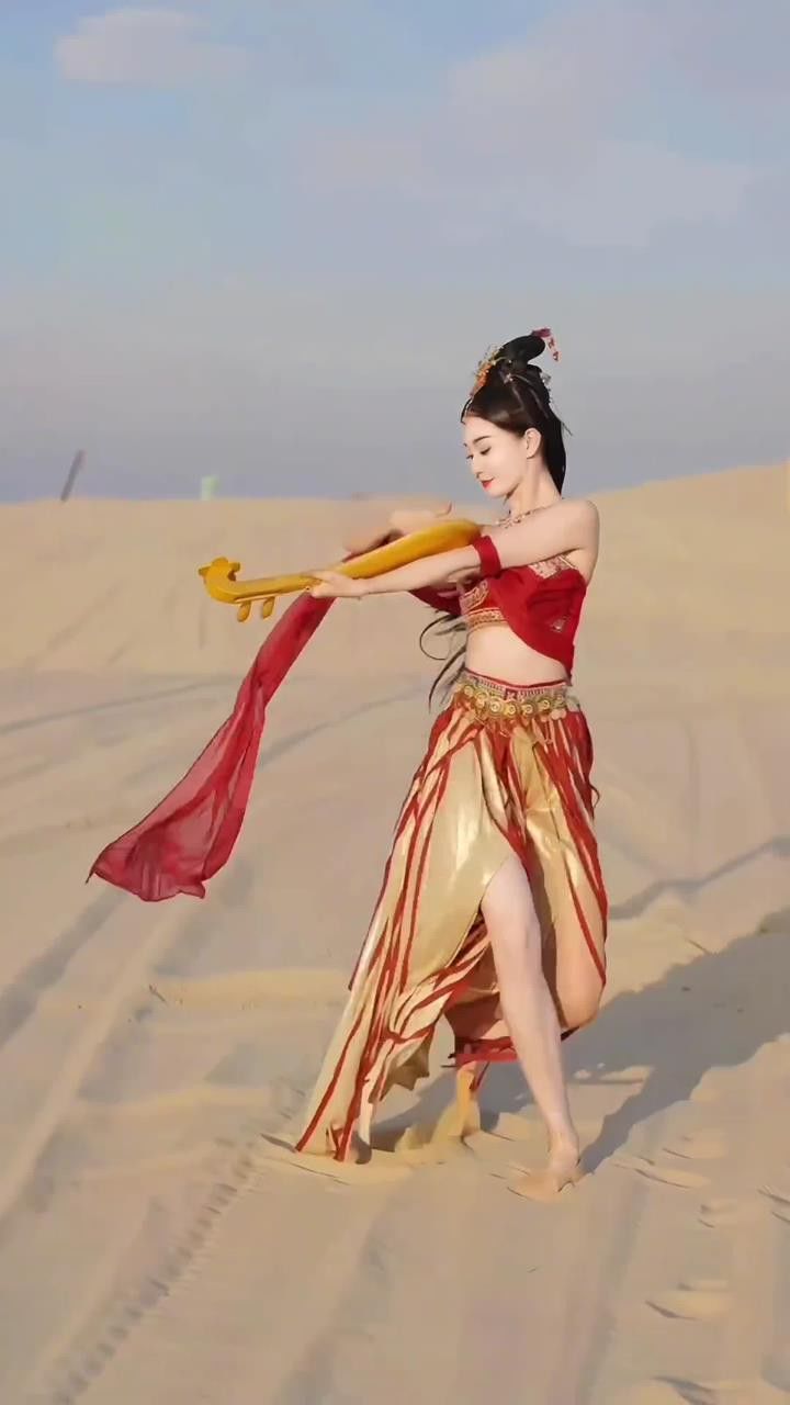云想衣裳花想容 春风拂槛露华浓#异域风情##古典舞##西域舞姬