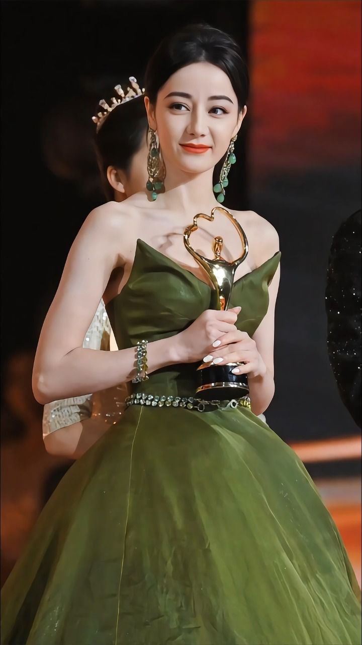 迪丽热巴绿色抹胸公主裙,美神降临人间,仿佛散发着迷人的光环
