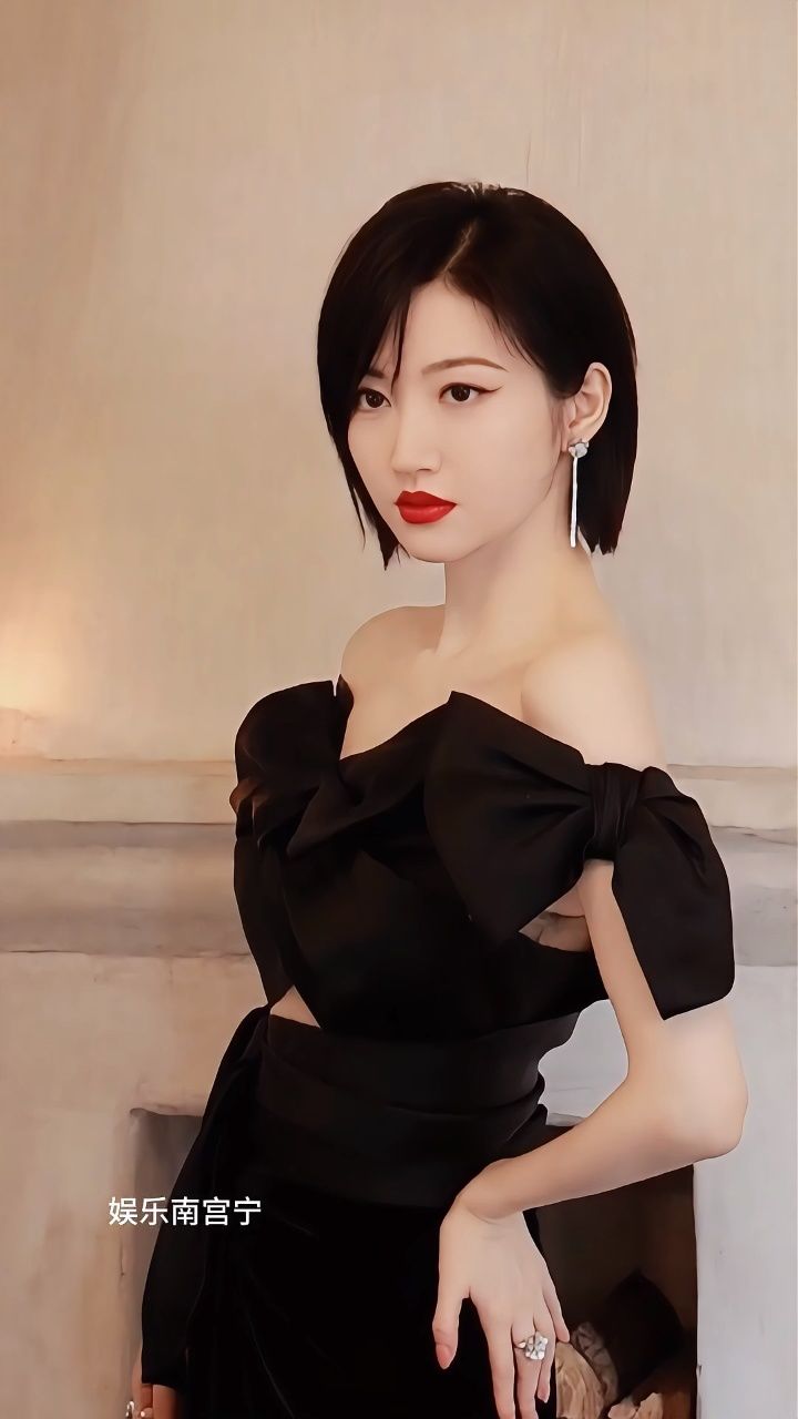 景甜短发干练,红唇妩媚,人间富贵花