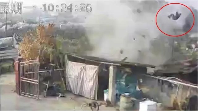 四川一村民被爆炸的沼气炸飞到半空,坠落屋顶后骨折,监控曝光