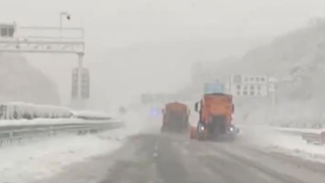 陕西宝鸡,降雪致部分道路通行受阻,多部门保畅