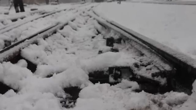 南方多地大范围雨雪,湖南受降雪影响,部分列车停运