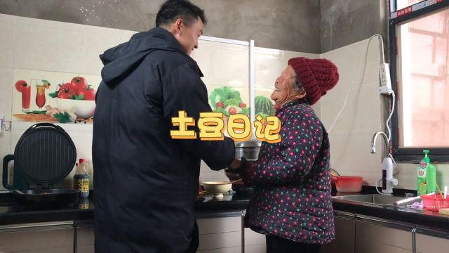 奶奶和孙子的土豆日记.饼做好了奶奶让孙子先吃,是因为爱吗?还是……